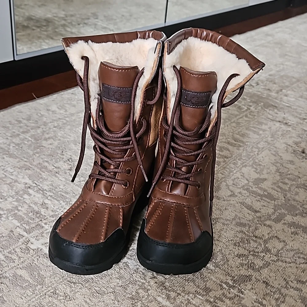 Ugg Butte boots kids size 3
